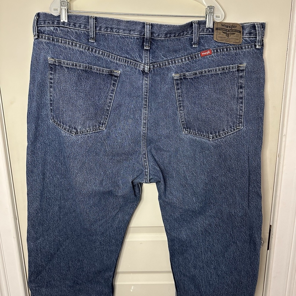Wrangler Men's Medium Wash Blue Denim Jeans Regular Fit 48 Cotton